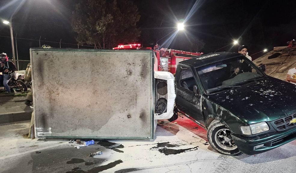 Accidente en la Avenida Mutis: un carro se volcó. Bomberos atendieron la emergencia Tras el volcamiento de un carro de carga, la Secretaría de Movilidad y los Bomberos hicieron presencia para atender la emergencia. No se reportaron lesionados.