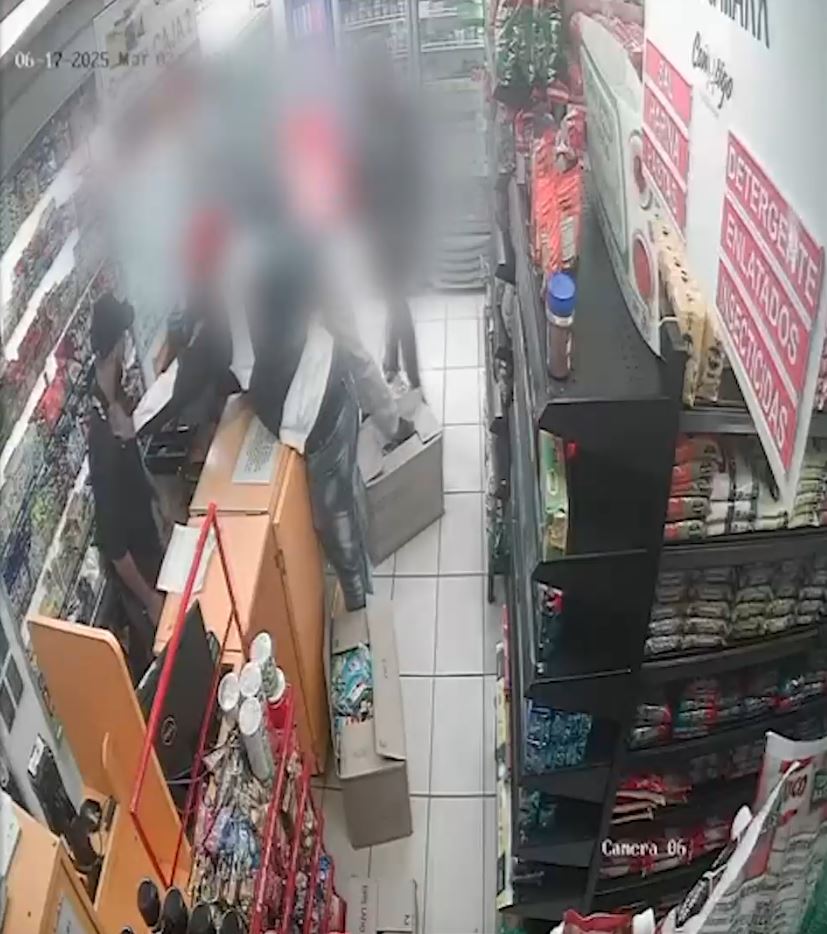 Violento asalto a local en Ciudad Bolívar termina con tres capturados En cámaras de seguridad quedó registrado el violento asalto realizado a un local de Ciudad Bolívar, donde tres hombres armados robaron cerca de 16 millones de pesos.