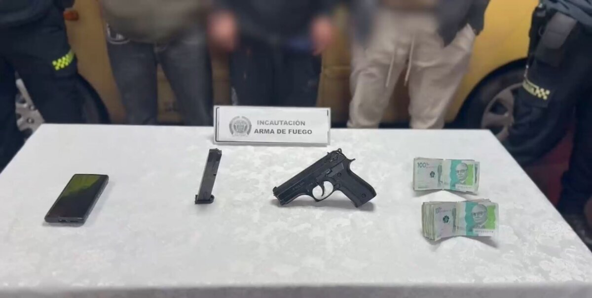 Violento asalto a local en Ciudad Bolívar termina con tres capturados En cámaras de seguridad quedó registrado el violento asalto realizado a un local de Ciudad Bolívar, donde tres hombres armados robaron cerca de 16 millones de pesos.