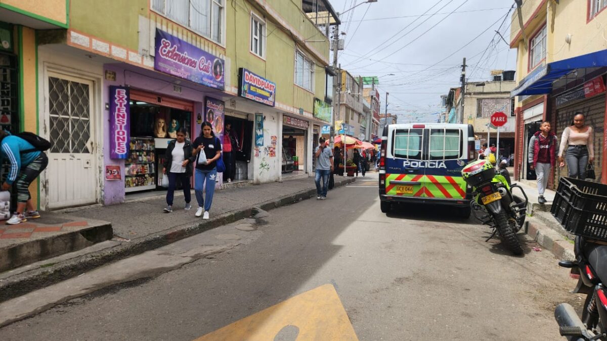 Violento ataque a cuchillo en Bosa: hombre casi muere desangrado El hecho ocurrió en la madrugada del sábado, donde un hombre fue apuñalado en un presunto intento de robo en el barrio Piamonte de Bosa.