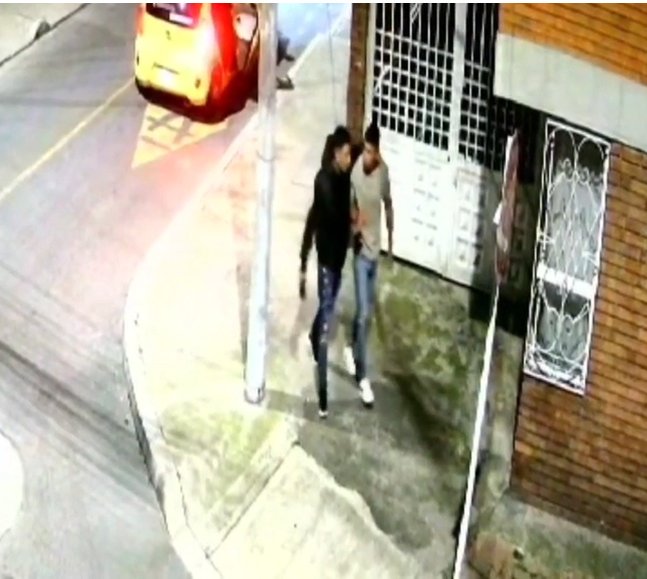 Golpe a red criminal que cometía paseos millonarios y abusos en el norte de Bogotá 1 Golpe a red criminal que cometía paseos millonarios y abusos en el norte de Bogotá Las autoridades capturaron a 10 personas que delinquían en sectores como la Zona T, la Zona G y el barrio Galerías. Durante el operativo les fueron incautados celulares, armas y dinero.