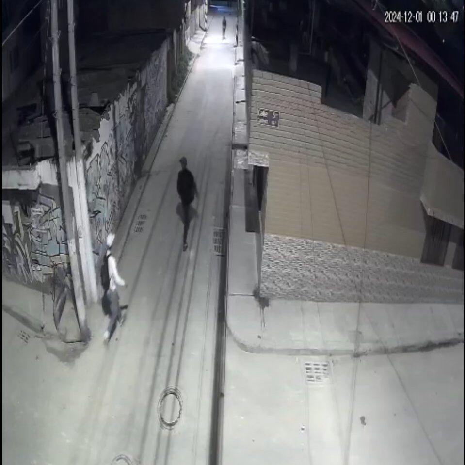 Exclusivo: Así agarraron al hombre que asesinó Álvaro, el conductor de aplicación, en Soacha 2 Exclusivo: Así agarraron al hombre que asesinó Álvaro, el conductor de aplicación, en Soacha De manera exclusiva, Q’HUBO conoció los detalles que permitieron dar con el paradero de A. Rollins, principal sospechoso del asesinato de Álvaro Rodríguez, conductor de plataforma, en Soacha.
