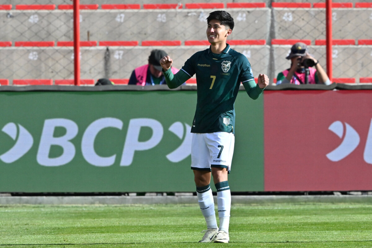 Bolivia venció a Chile, lo eliminó del Mundial y lo dejó sin DT 2 Bolivia venció a Chile, lo eliminó del Mundial y lo dejó sin DT Bolivia venció 2-0 a Chile y lo eliminó anticipadamente del Mundial. Su DT, Ricardo Gareca, se renunció a la Roja.