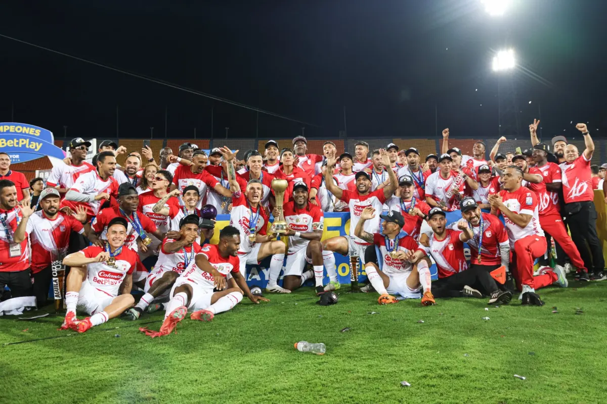 Si no es sufrido, no es para Santa Fe. Así 'El León' conquistó su décima estrella 4 Si no es sufrido, no es para Santa Fe. Así 'El León' conquistó su décima estrella La crónica que cuenta, en detalle, cómo Santa Fe se impuso a Medellín como visitante para consagrarse campeón de la Liga por décima vez en su historia. Más de un hincha 'Cardenal' se llenará de orgullo.