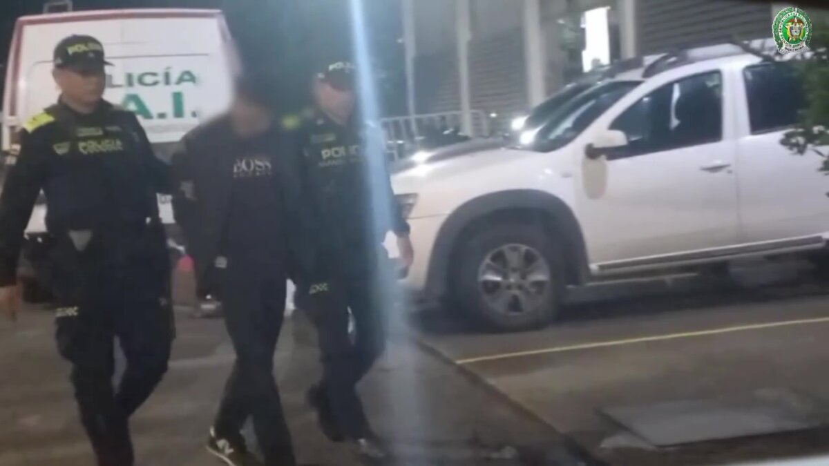 Capturaron a un sujeto luego de herir con un arma de fuego a 3 personas 2 Capturaron a un sujeto luego de herir con un arma de fuego a 3 personas El capturado fue sorprendido en flagrancia con el arma y varios cartuchos. Las víctimas, por su parte, fueron trasladadas de inmediato a un centro asistencial.