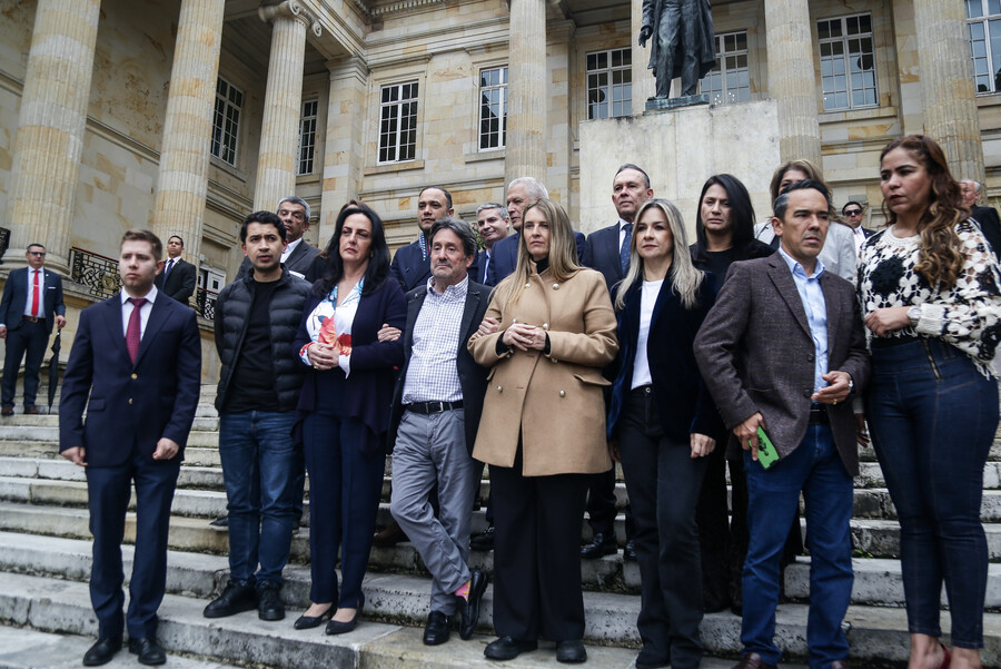 Convocan a 'marcha del silencio' este domingo por creciente ola de violencia 2 Convocan a 'marcha del silencio' este domingo por creciente ola de violencia A raiz de la ola de violencia que azota a Colombia, diferentes actores políticos convocan a participar en la 'marcha del silencio' este domingo.