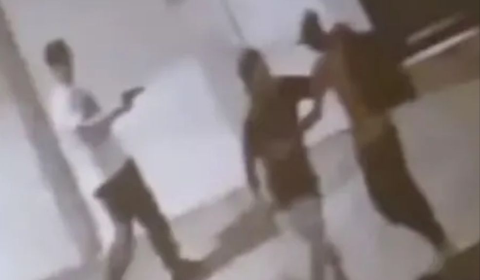 En video: Policías dejaron ir a responsables de un intento de homicidio 1 En video: Policías dejaron ir a responsables de un intento de homicidio Un video captó el momento en el que los sicarios atentan contra su víctima. El ruido de las detonaciones alertó a los policías, quienes arribaron al sitio para detener en flagrancia a los sospechosos. Tras hablar con ellos, los dejan ir.