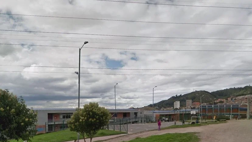 Usme: conmoción por el asesinato del joven Nicolás Aguilar en parque de Chicó Sur La víctima fue trasladada al Hospital Meissen de Ciudad Bolívar, pero por la gravedad de las heridas falleció. Tenía 25 años.
