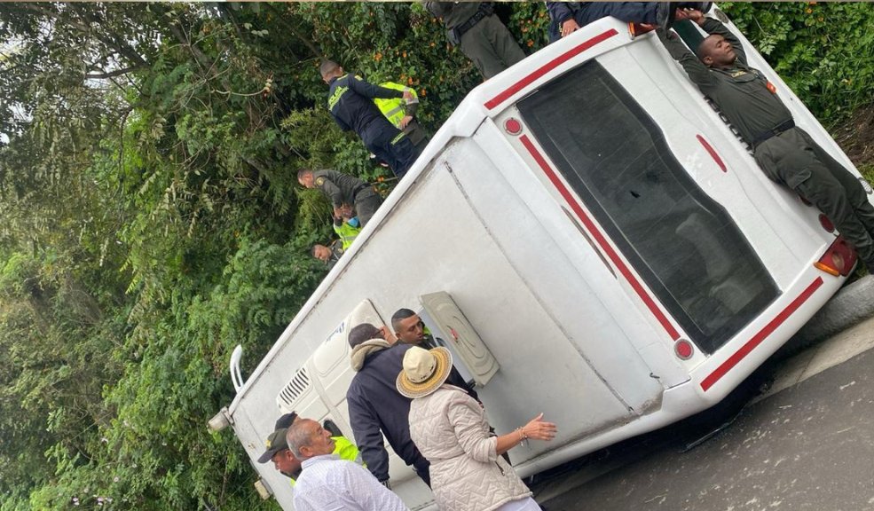 Bus con estudiantes de la Policía se accidentó camino a Fusagasugá: esto pasó