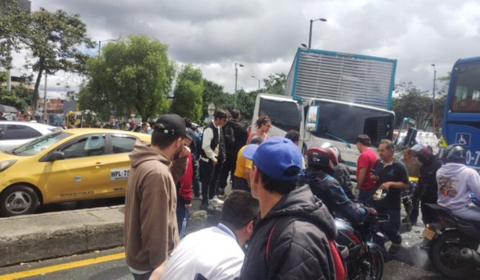 Congestión vial tras Siniestro vial entre camión y moto en Engativá
