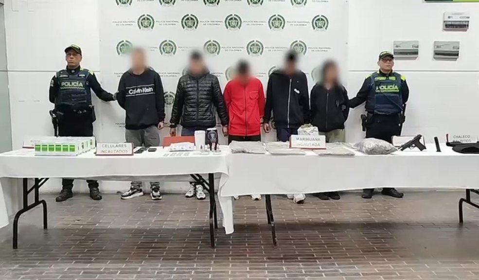 Desmantelaron un laboratorio de drogas en Ciudad Bolívar, hay 5 capturados 10 Desmantelaron un laboratorio de drogas en Ciudad Bolívar, hay 5 capturados Los capturados fueron puestos a disposición de la Fiscalía General de la Nación y enfrentan cargos por tráfico, fabricación o porte de estupefacientes.
