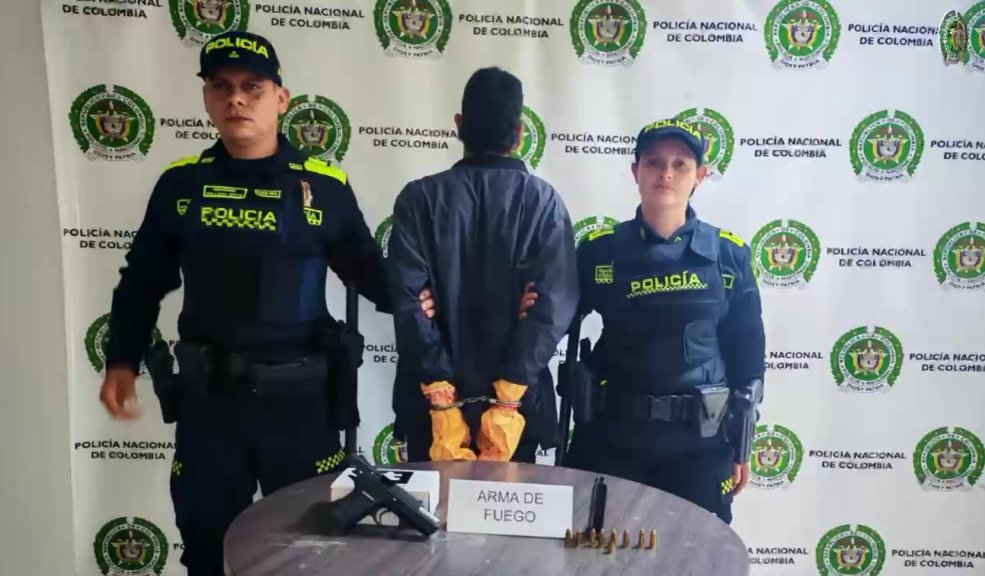 Capturaron a un sujeto luego de herir con un arma de fuego a 3 personas 6 Capturaron a un sujeto luego de herir con un arma de fuego a 3 personas El capturado fue sorprendido en flagrancia con el arma y varios cartuchos. Las víctimas, por su parte, fueron trasladadas de inmediato a un centro asistencial.