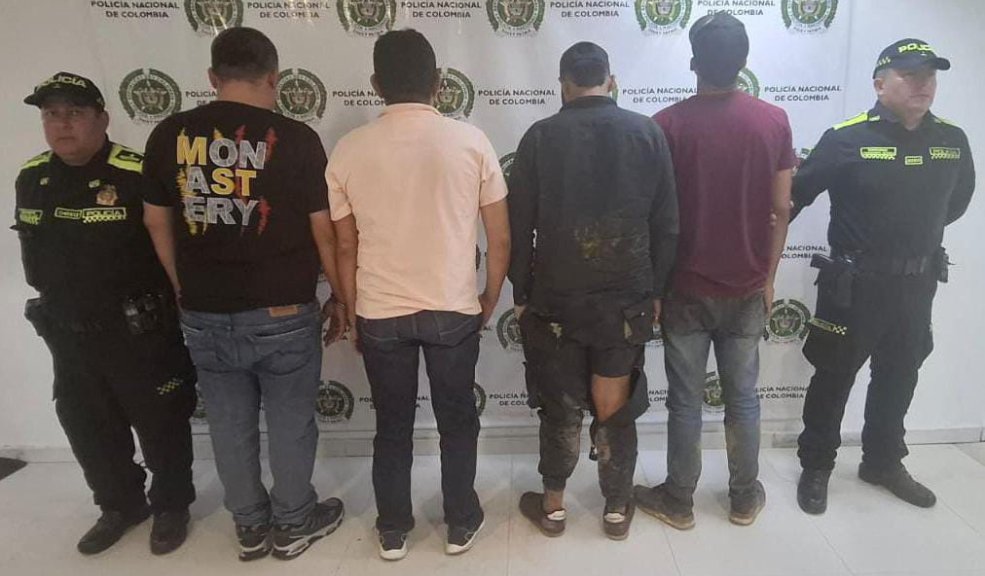 Cuatro sujetos se metieron a robar una casa pero les cayó la Policía 5 Cuatro sujetos se metieron a robar una casa pero les cayó la Policía Cuatro sujetos fueron capturados en un taxi luego de haber cometido un presunto robo a una casa.