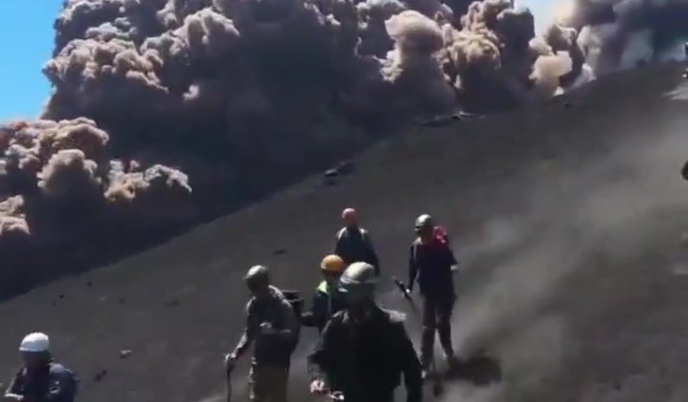 EN VIDEO: Alerta por erupción de volcán Etna en Italia La actividad explosiva "pasó a ser una fuente de lava", la columna de ceniza se disipó en la tarde, informaron las autoridades italianas.
