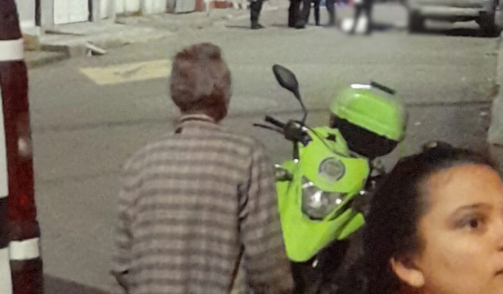 Presunto ladrón fue abatido tras intento de hurto a camioneta de la UNP en Kennedy Un escolta se enfrentó a seis delincuentes que intentaron robar un vehículo de la UNP en el barrio La Igualdad, en Kennedy. Uno de los atacantes falleció en el lugar de los hechos.