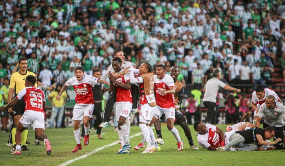 Santa Fe dio la sorpresa: venció en su visita a Atlético Nacional y ahora es líder de su grupo Un insólito gol de Yilmar Velásquez, con el arquero de Nacional jugado, le dio la victoria por la mínima al 'Rojazo'.