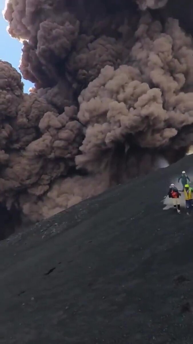 EN VIDEO: Alerta por erupción de volcán Etna en Italia 3 EN VIDEO: Alerta por erupción de volcán Etna en Italia La actividad explosiva "pasó a ser una fuente de lava", la columna de ceniza se disipó en la tarde, informaron las autoridades italianas.