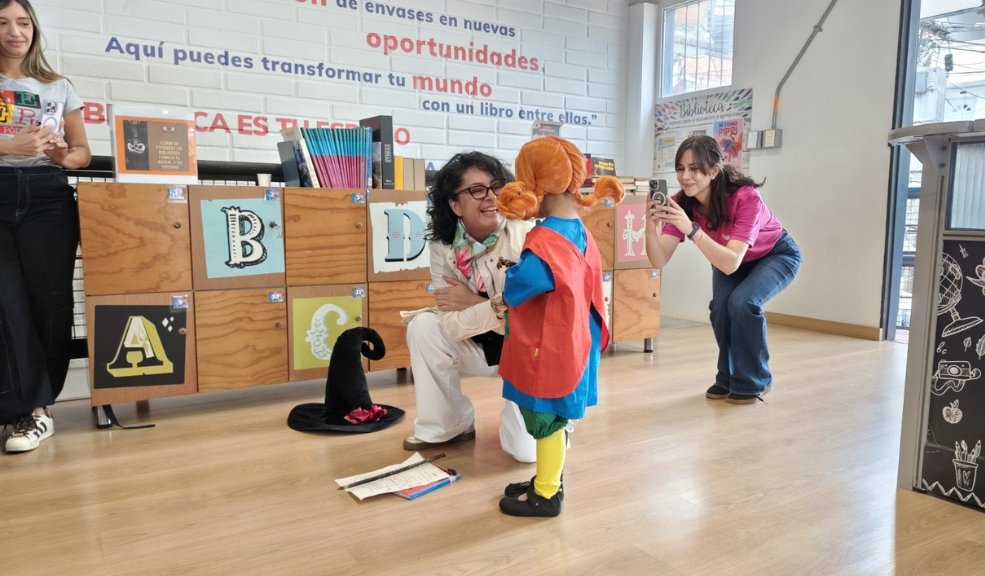 Bibliotecas Circulares: inclusión y bienestar para recicladores en Medellín 7 Bibliotecas Circulares: inclusión y bienestar para recicladores en Medellín Esta iniciativa, impulsada por la Fundación Grupo Familia de Essity, Tetra Pak y la Fundación Ratón de Biblioteca, busca promover la lectura, la alfabetización y el bienestar desde la cultura y la dignidad.