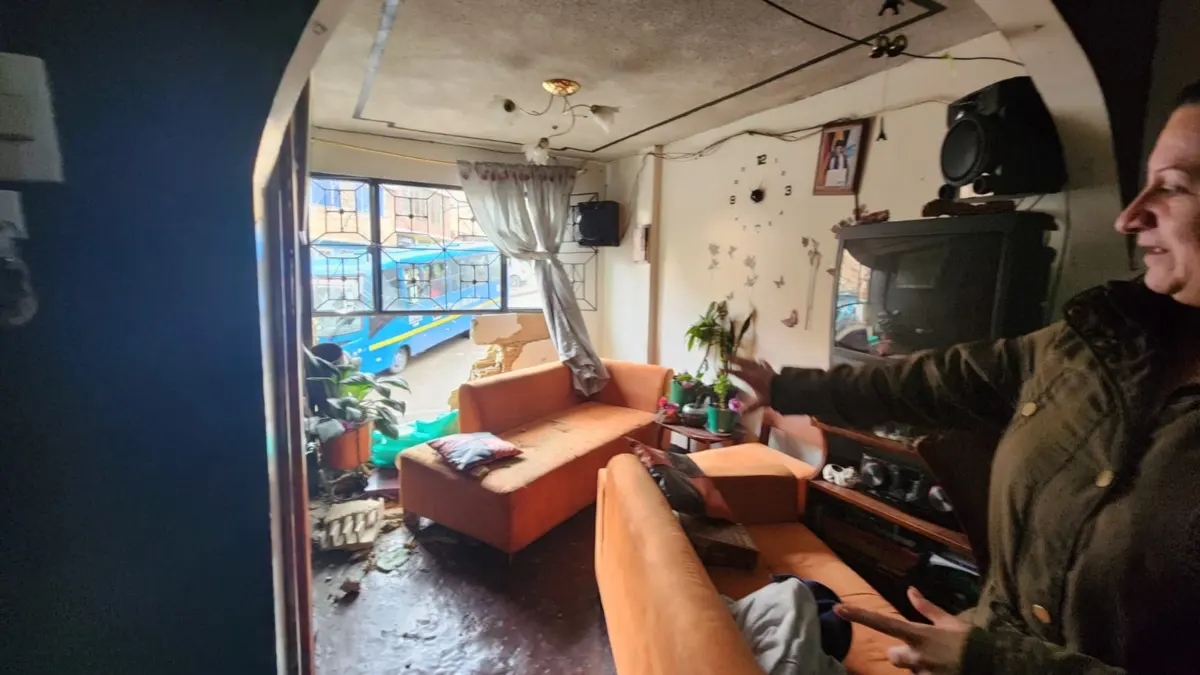Usme: el bus de SITP que chocó contra una casa, en Danubio Azul, casi mata a la dueña Flor Parra, hermana de Esneda Forero —quien vive en la casa que fue impactada por un bus del SITP en el sector Danubio Azul (Usme)— relató cómo este accidente por poco acaba con la vida de su familiar.