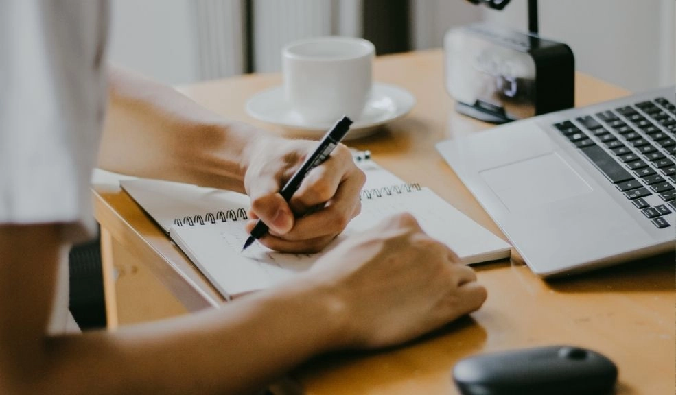 Abren inscripciones para cursos gratis de inglés laboral en Bogotá: 3.800 cupos disponibles Con una meta de 3.800 personas certificadas, el programa ofrece formación gratuita hasta diciembre de 2025 para mayores de edad que vivan en Bogotá