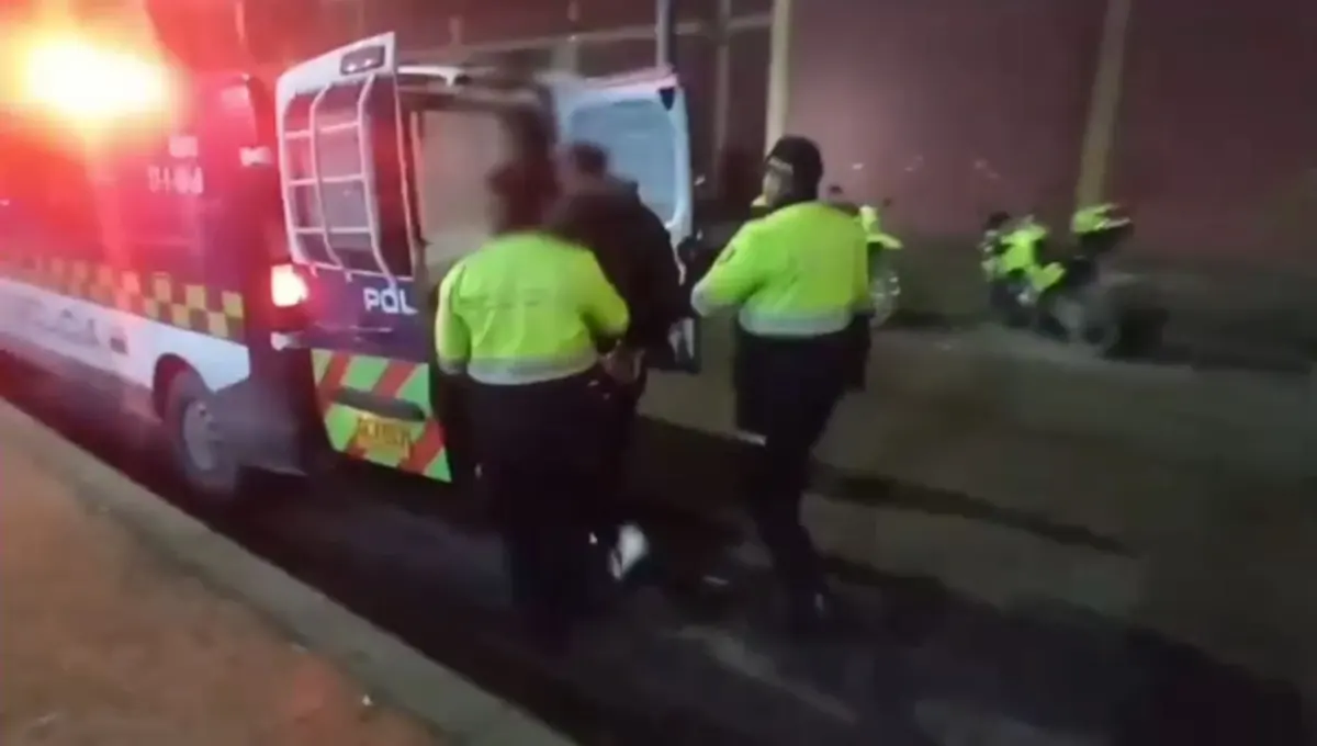 Así fue como la Policía frustró el robo de una camioneta asignada a la Secretaría de Salud 2 Así fue como la Policía frustró el robo de una camioneta asignada a la Secretaría de Salud La Policía logró capturar al delincuente que pretendía hurtar la camioneta de alta gama de la Secretaría de Salud de Bogotá.