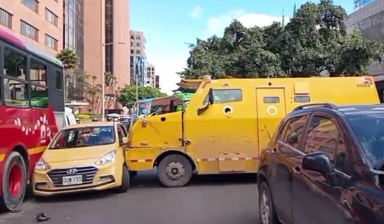 Accidente en Chapinero trancón por choque múltiple entre tres vehículos