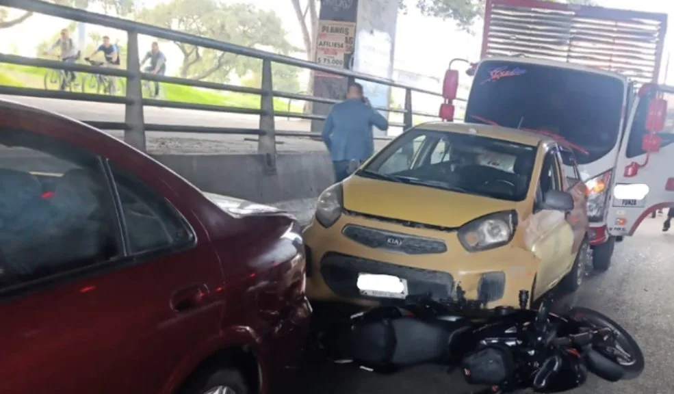 Accidente en Fontibón: motociclista herido en choque múltiple 5 Accidente en Fontibón motociclista herido en choque múltiple