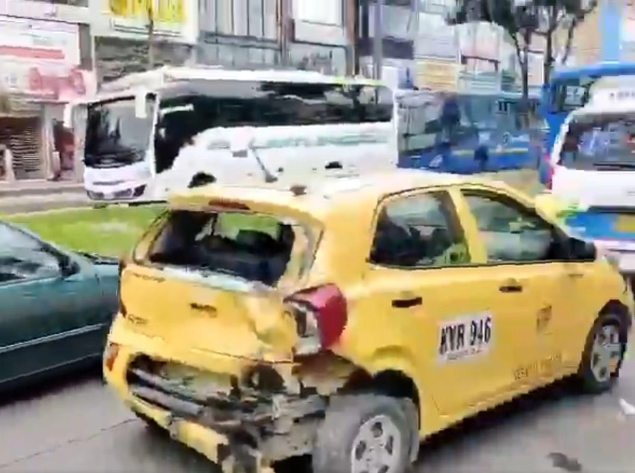 Accidente en Kennedy dejó un herido: un conductor iba presuntamente borracho El conductor de una camioneta, que estaba en aparente estado de ebriedad, colisionó esta mañana contra varios taxis en la localidad de Kennedy.