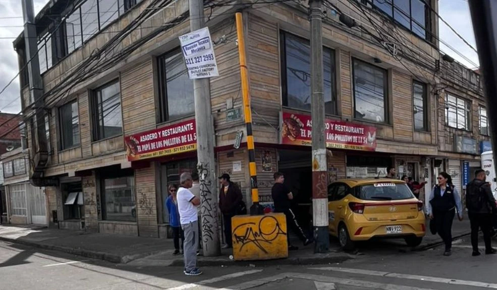 Accidente en Puente Aranda: un taxi terminó dentro de asadero El incidente se habría desencadenado cuando uno de los vehículos presuntamente omitió una señal de pare, provocando la colisión.