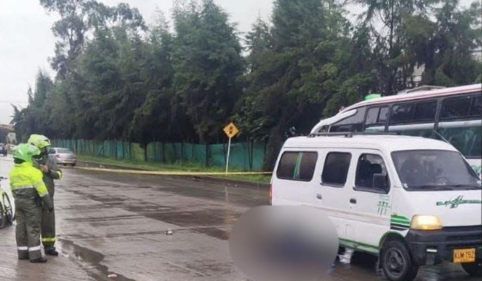 Accidente fatal en Soacha: peatón terminó arrollado por una ruta Un peatón perdió la vida tras ser presuntamente arrollado por dos vehículos en Soacha. La víctima presuntamente se trataría de un vigilante que se dirigía a su trabajo en un conjunto residencial cercano.