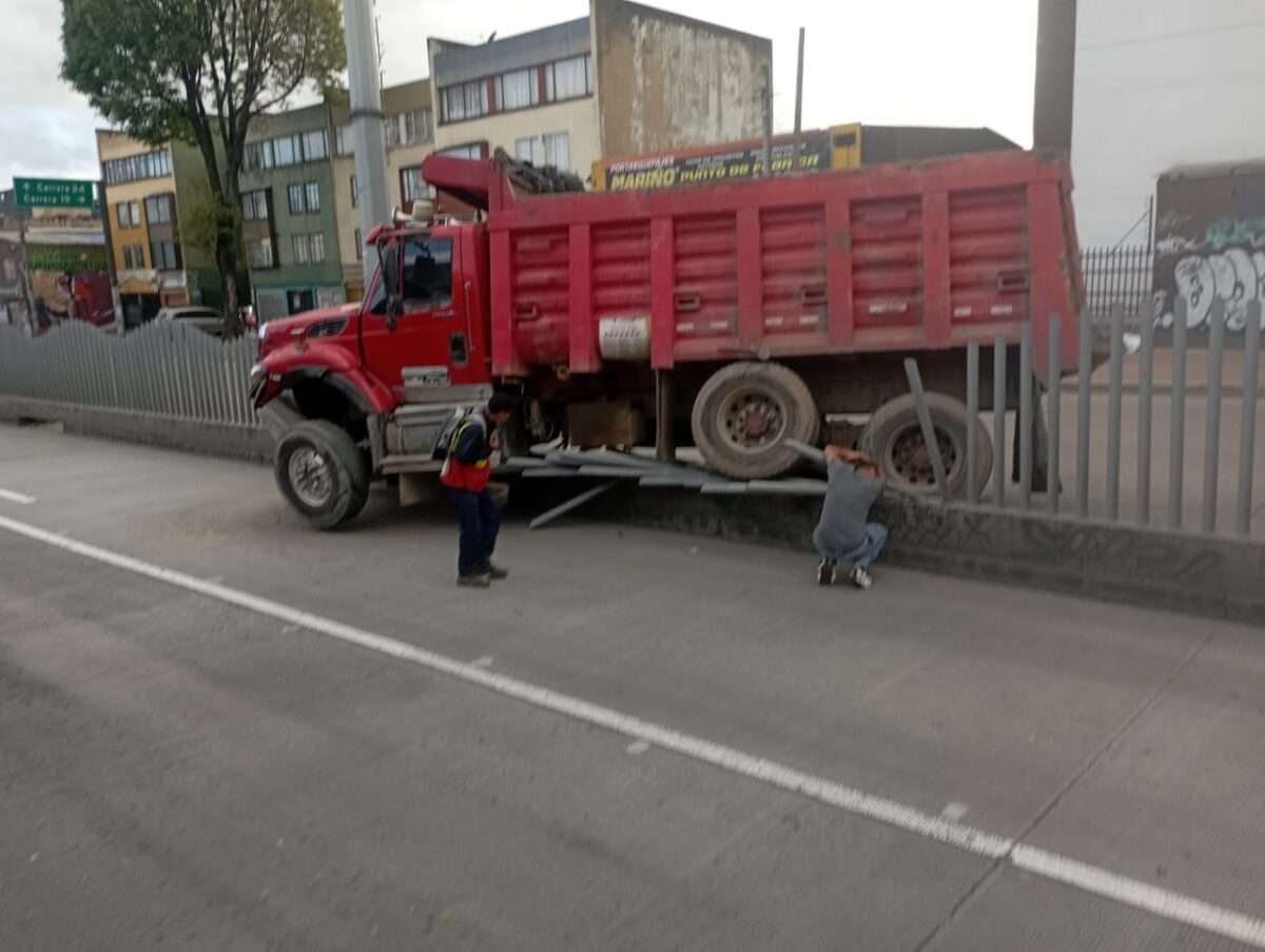 Afectación vial en Los Mártires por choque de volqueta con separador