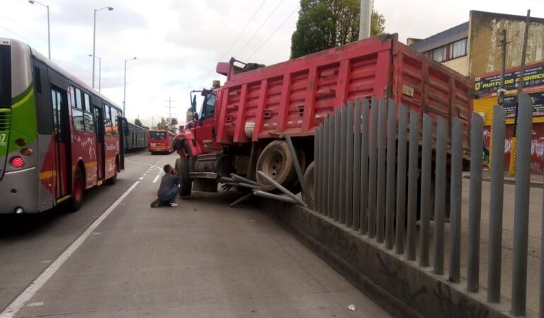 Afectación vial en Los Mártires por choque de volqueta con separador