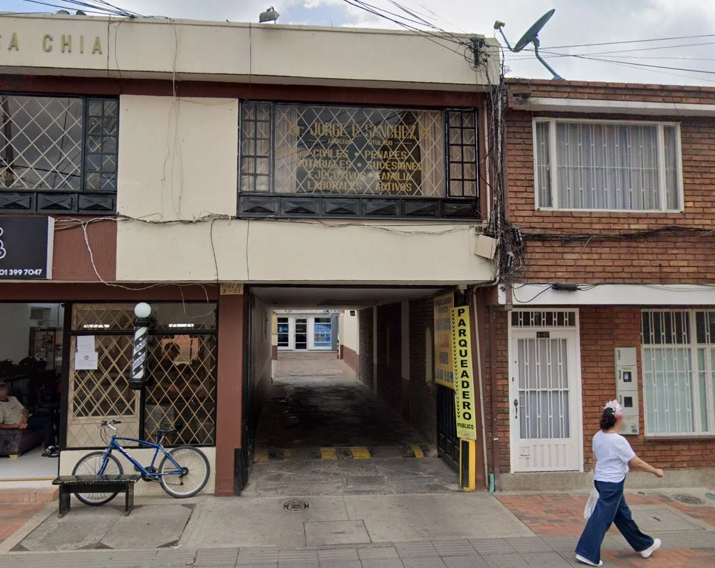Asesinan a abogado en su propia oficina en Chía 1 Asesinan a abogado en su propia oficina en Chía Un trágico hecho de violencia sacudió Chía este jueves 3 de julio, donde el abogado Juan Gómez fue asesinado a tiros dentro de su oficina.