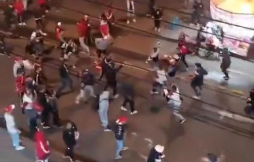 Batalla campal a machete entre hinchas de Santa Fe en inmediaciones del Campín 1 Batalla campal a machete entre hinchas de Santa Fe en inmediaciones del Campín En los videos difundidos en redes sociales, se observa la intervención de uniformados que intentaron controlar la violenta riña entre hinchas de Santa Fe, ocurrida la noche del martes 29 de julio.
