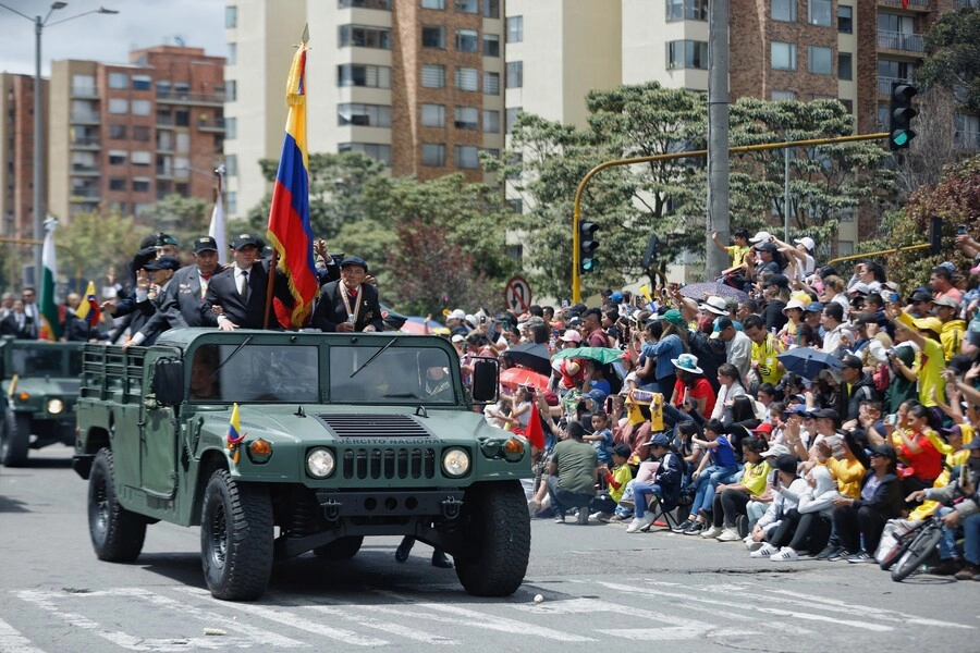 Bogotá celebra el 20 de julio con gran desfile militar, esto debe saber 1 Bogotá celebra el 20 de julio con gran desfile militar, esto debe saber El recorrido será de 6.8 kilómetros, comenzando en la avenida Boyacá entre las calles 148 y 80.