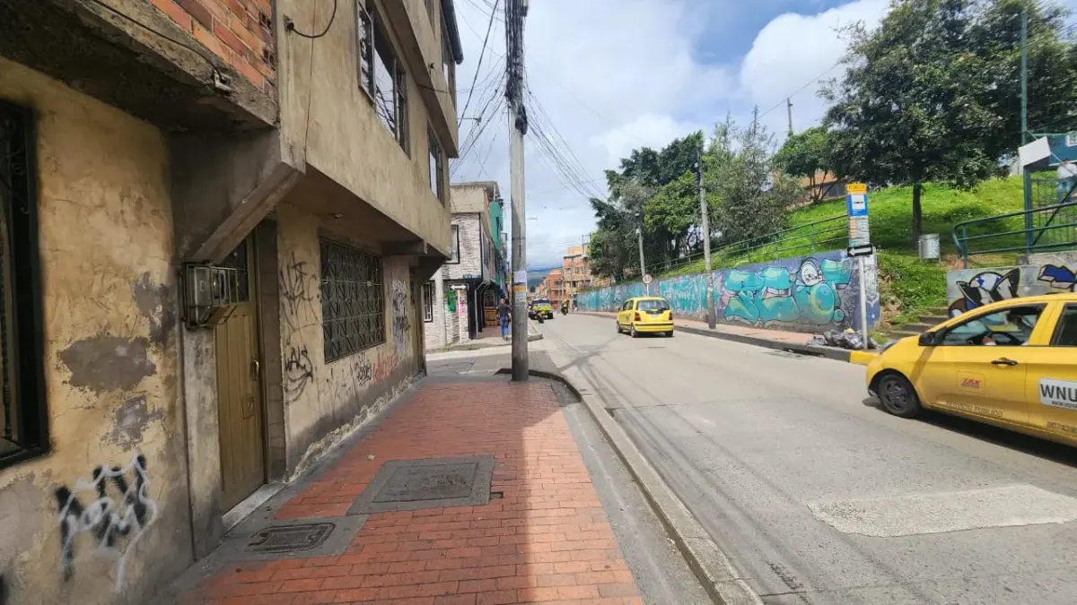 Rafael Uribe: desalmado le quitó la vida a Wílmer, mientras iba en su taxi por Chircales 2 Rafael Uribe: desalmado le quitó la vida a Wílmer, mientras iba en su taxi por Chircales Wílmer Daniel Salcedo Sánchez recibió tres impactos de bala. Apenas llevaba 10 meses trabajando como taxista. Gremio de 'Amarillos' y comunidad en Chircales (Rafael Uribe), preocupados por la inseguridad.