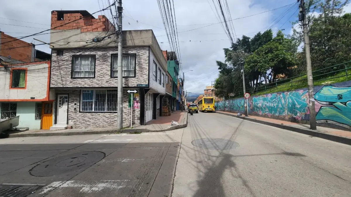 Rafael Uribe: desalmado le quitó la vida a Wílmer, mientras iba en su taxi por Chircales 1 Rafael Uribe: desalmado le quitó la vida a Wílmer, mientras iba en su taxi por Chircales Wílmer Daniel Salcedo Sánchez recibió tres impactos de bala. Apenas llevaba 10 meses trabajando como taxista. Gremio de 'Amarillos' y comunidad en Chircales (Rafael Uribe), preocupados por la inseguridad.
