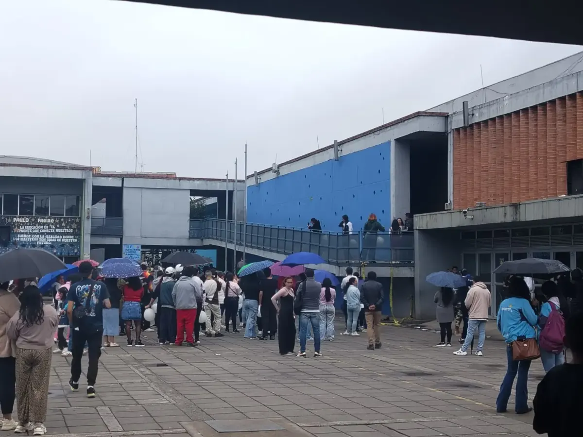 Usme: denuncian abuso sexual en el Colegio Paulo Freire. Hay testimonios desgarradores Padres del colegio Paulo Freire denuncian irregularidades por parte de la Fiscalía en el manejo de este caso. Hablamos con familiares de dos menores que, al parecer, fueron abusadas por el docente señalado.