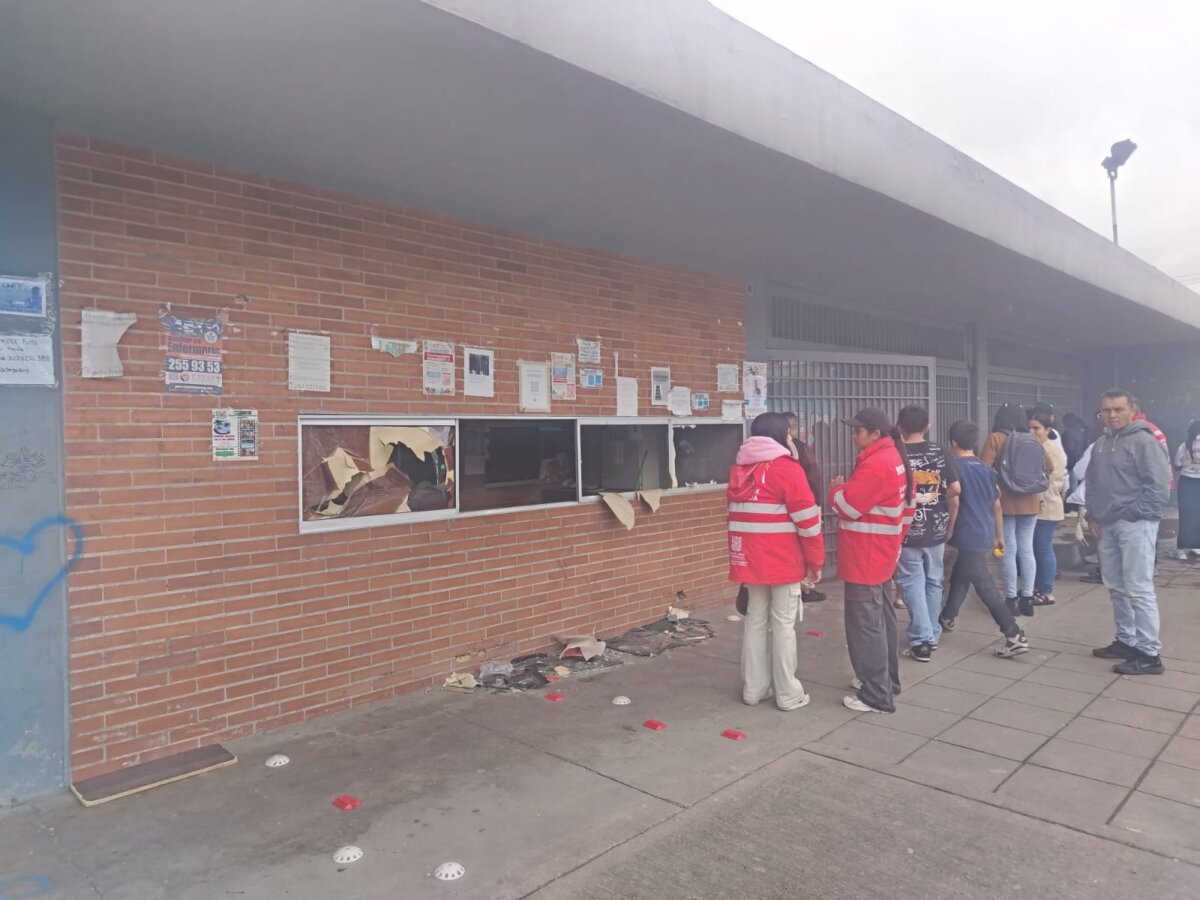 Usme: denuncian abuso sexual en el Colegio Paulo Freire. Hay testimonios desgarradores Padres del colegio Paulo Freire denuncian irregularidades por parte de la Fiscalía en el manejo de este caso. Hablamos con familiares de dos menores que, al parecer, fueron abusadas por el docente señalado.