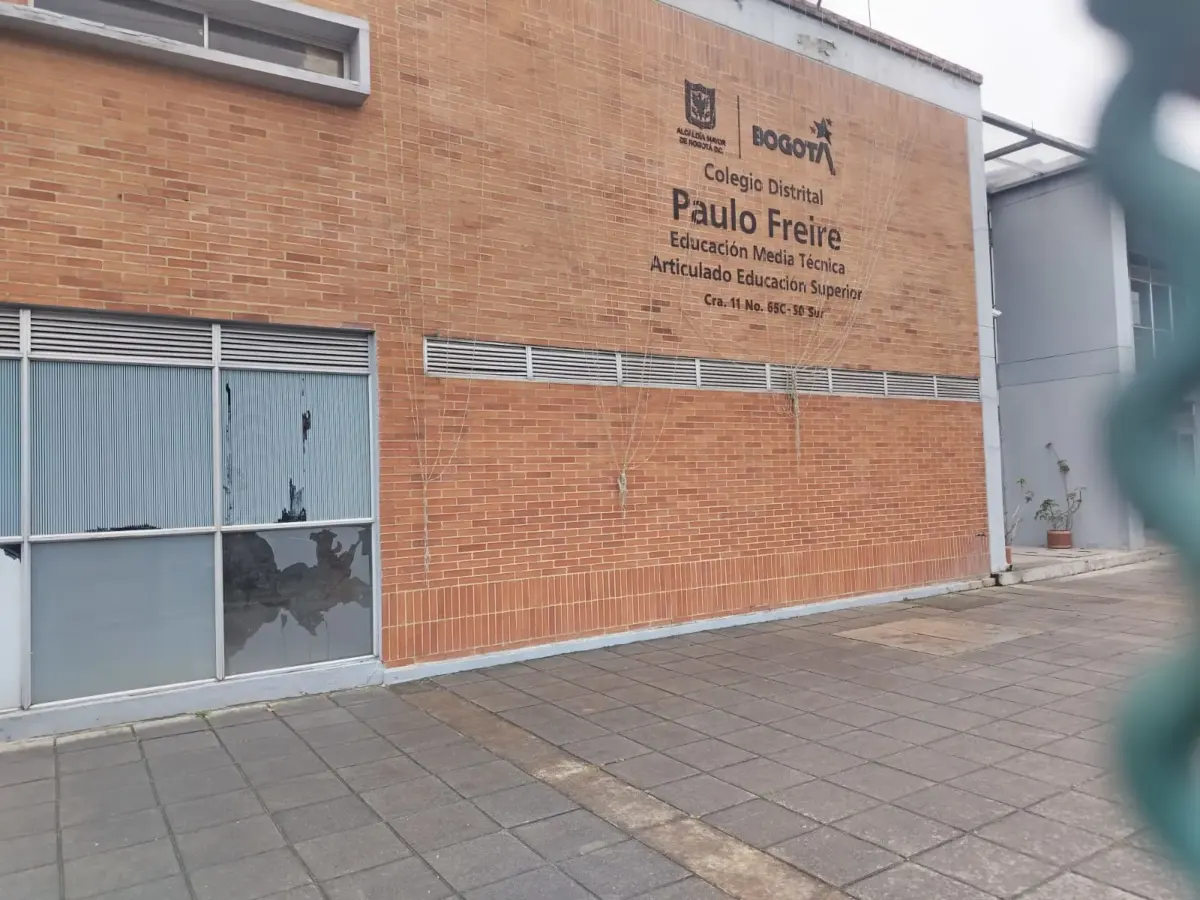 Usme: denuncian abuso sexual en el Colegio Paulo Freire. Hay testimonios desgarradores Padres del colegio Paulo Freire denuncian irregularidades por parte de la Fiscalía en el manejo de este caso. Hablamos con familiares de dos menores que, al parecer, fueron abusadas por el docente señalado.