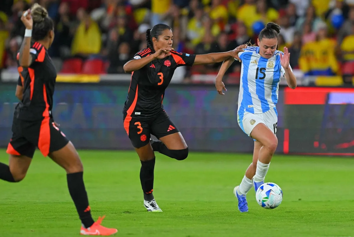 Colombia, a la final de la Copa América Femenina y aseguró cupo a Juegos Olímpicos En un reñido encuentro, la Selección Colombia venció a Argentina por penales, tras empatar sin goles, y nuevamente está en una final de Copa América. Además, aseguró cupo a los Juegos Olímpicos.