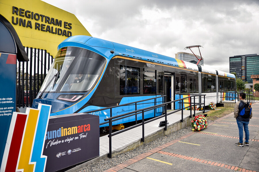 Regiotram de Occidente: presentaron el primer vagón que irá desde Bogotá hasta Facatativá 1 Regiotram de Occidente: presentaron el primer vagón que irá desde Bogotá hasta Facatativá La Gobernación de Cundinamarca presentó el modelo a escala del vagón del RegioTram de Occidente, que conectará Bogotá con Facatativá a partir de 2027. A continuación, algunos datos relevantes.