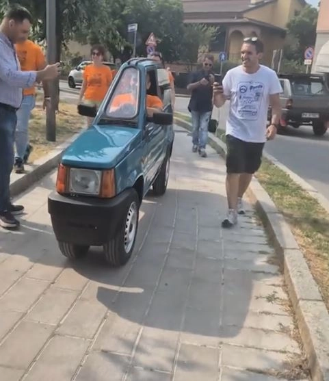 Crean el auto más delgado del mundo 2 Crean el auto más delgado del mundo Es una sorprendente hazaña de ingeniería artesanal que ya se ha vuelto viral en redes sociales por su diseño inusual.