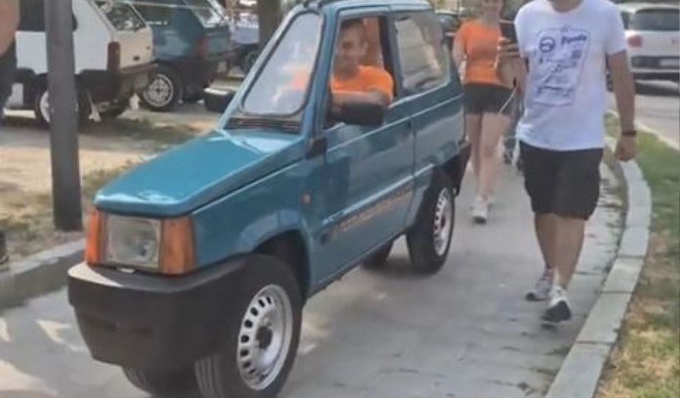 Crean el auto más delgado del mundo Es una sorprendente hazaña de ingeniería artesanal que ya se ha vuelto viral en redes sociales por su diseño inusual.
