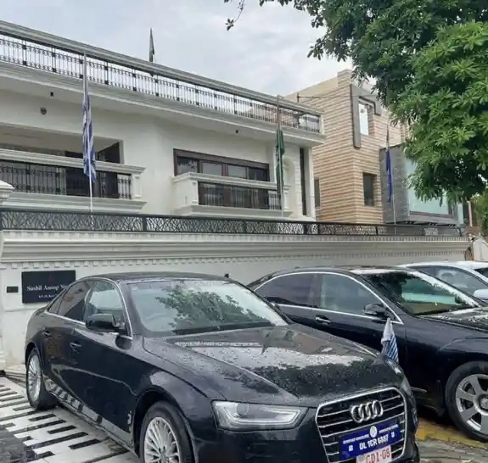 Cae falso embajador que operaba embajada de países inventados en la India 2 Cae falso embajador que operaba embajada de países inventados en la India La estafa fue desmantelada el pasado martes por la Fuerza de Tareas Especial (STF) de la Policía de Uttar Pradesh.