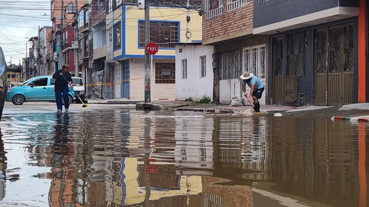 Caos en Bosa: Tres viviendas y un jardín afectados por inundaciones Las calles de los barrios Villa Nidia y Luis Carlos Galán en Bosa amanecieron convertidas en un verdadero mar. El desbordamiento del río Tunjuelito en la noche del martes dejó a los residentes afectados y sin poder dormir por cuenta de la inundación.