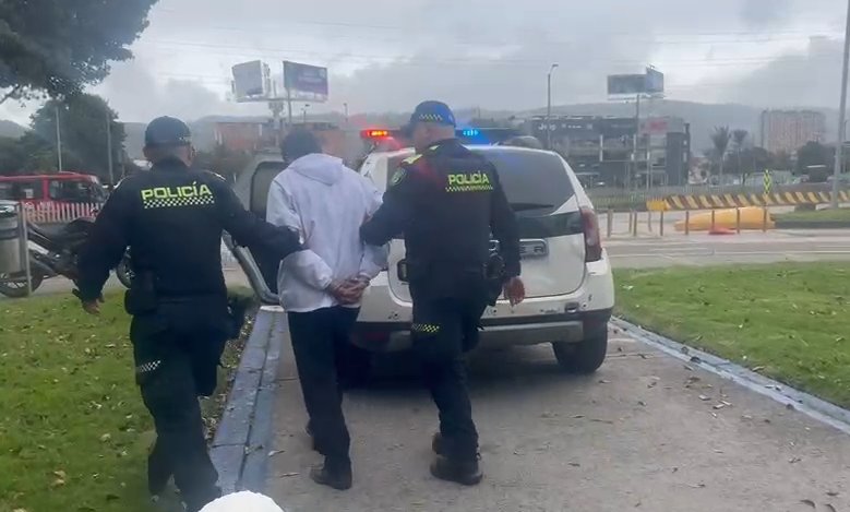 Capturado en Suba tras robarle 5 millones a una mujer a mano armada 2 Capturado en Suba tras robarle 5 millones a una mujer a mano armada Un hombre fue capturado en Suba tras intimidar con un arma blanca a una mujer y robarle más de cinco millones de pesos en efectivo.