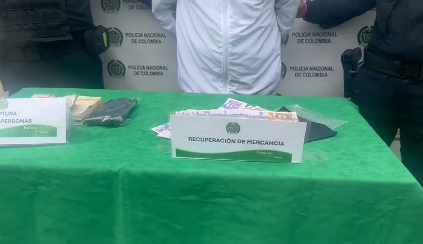 Capturado en Suba tras robarle 5 millones a una mujer a mano armada 1 Capturado en Suba tras robarle 5 millones a una mujer a mano armada Un hombre fue capturado en Suba tras intimidar con un arma blanca a una mujer y robarle más de cinco millones de pesos en efectivo.