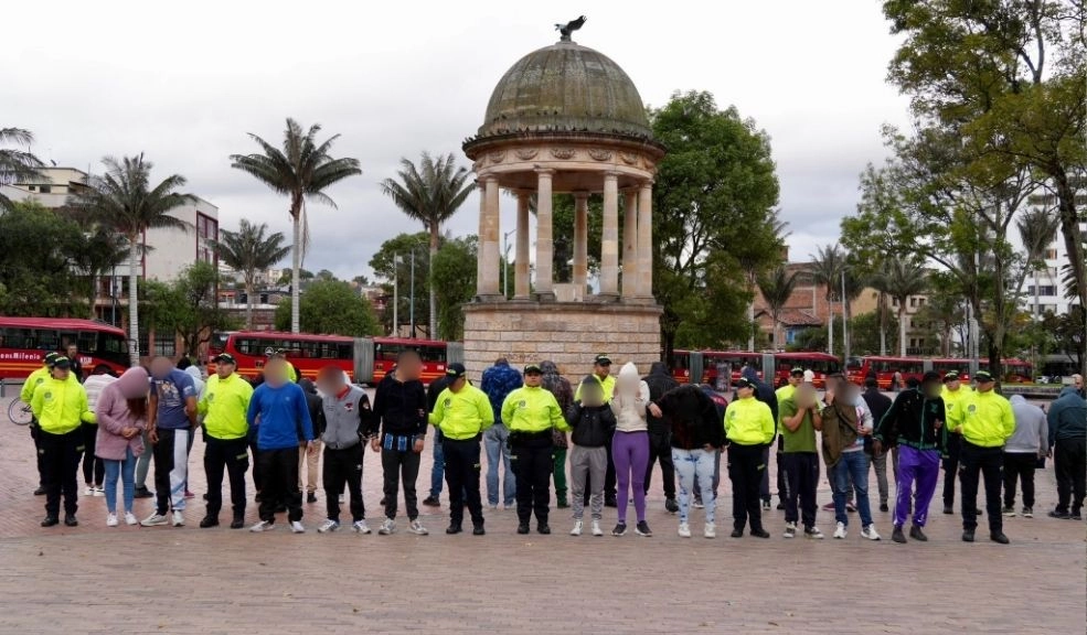 Capturan a 30 personas por vender drogas en colegios y universidades 1 Capturan a 30 personas por vender drogas en colegios y universidades Una ofensiva contra el microtráfico en Bogotá ha resultado en la captura de 30 personas vinculadas a la venta de drogas en entornos escolares, universitarios y zonas turísticas del centro.