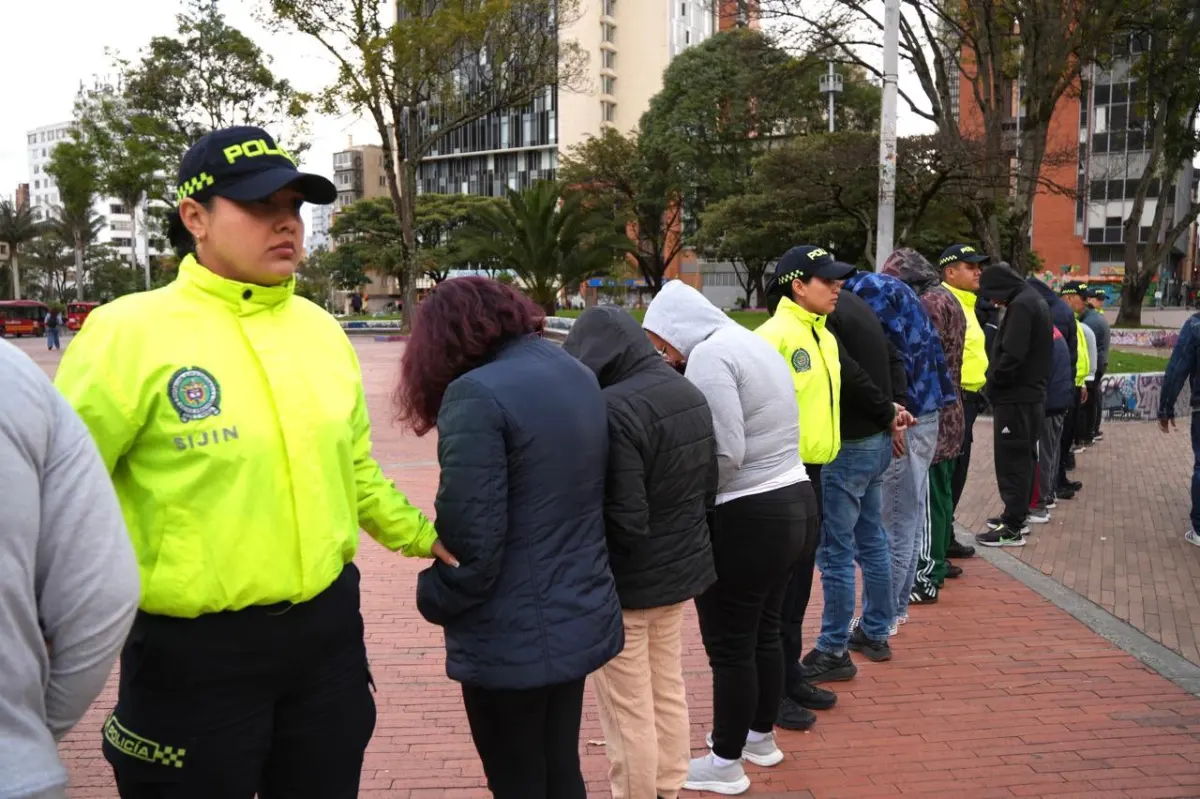 Capturan a 30 personas por vender drogas en colegios y universidades 2 Capturan a 30 personas por vender drogas en colegios y universidades Una ofensiva contra el microtráfico en Bogotá ha resultado en la captura de 30 personas vinculadas a la venta de drogas en entornos escolares, universitarios y zonas turísticas del centro.
